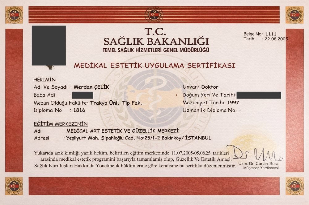 Certificado de Medicina Estética do Doutor Merdan Çelik, emitido pelo Ministério da Saúde da Turquia, 2005, com dados pessoais ocultados