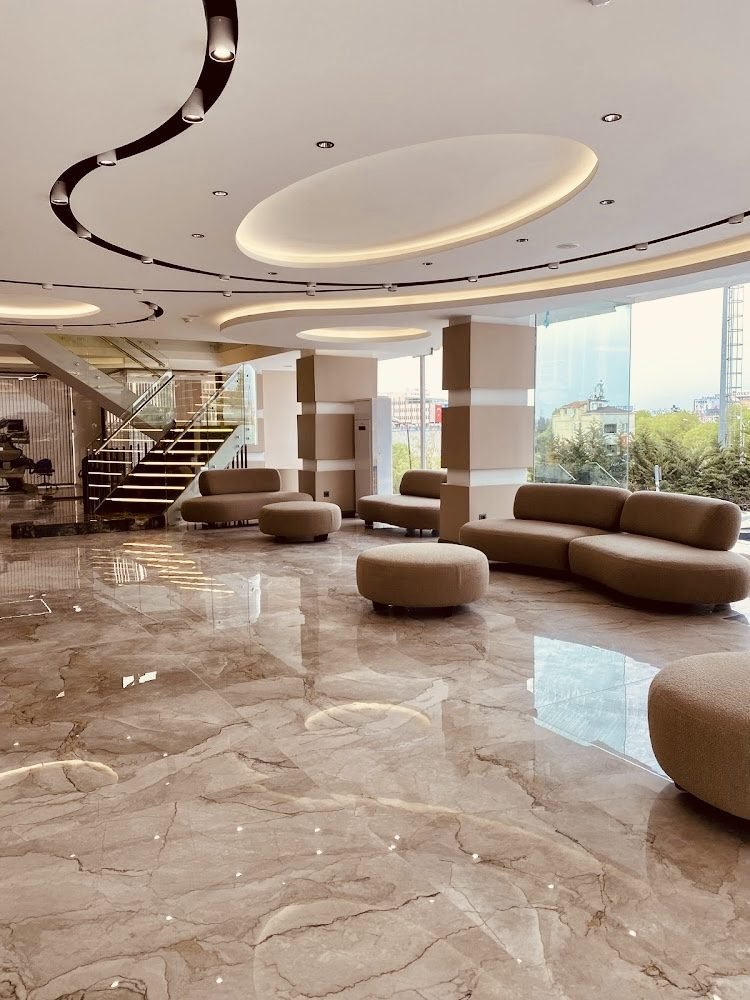 Sala de espera da clínica com sofás e iluminação natural