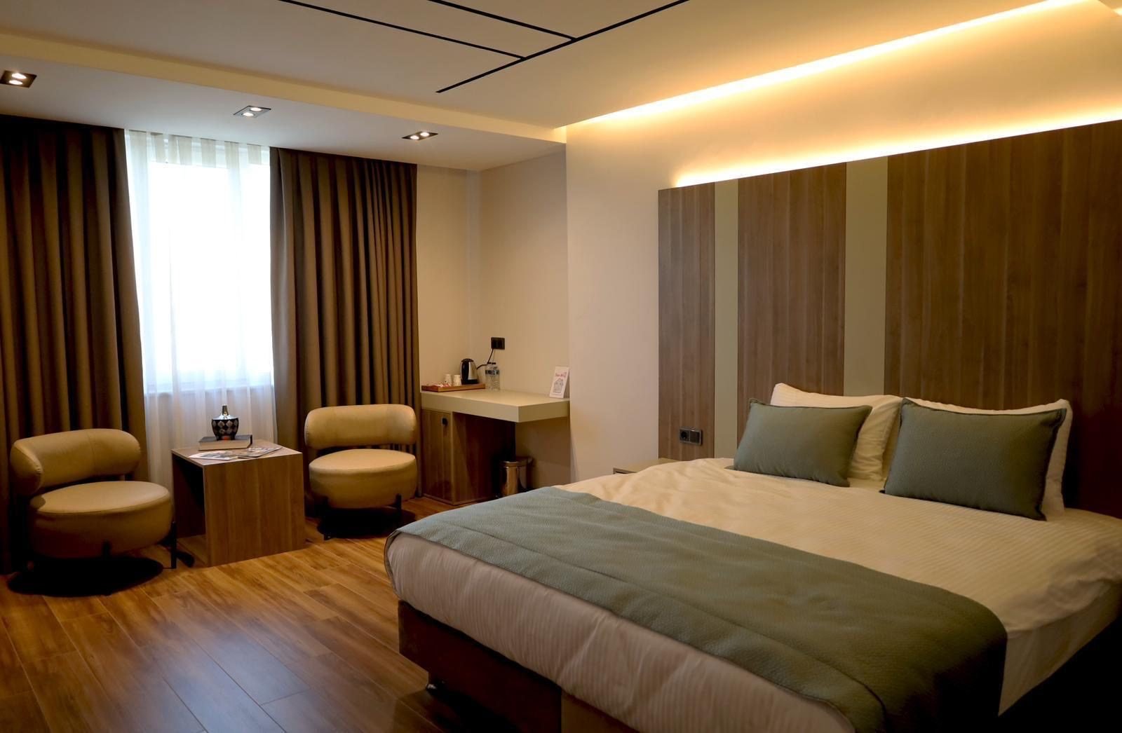 Quarto de hotel com zona de estar e secretária
