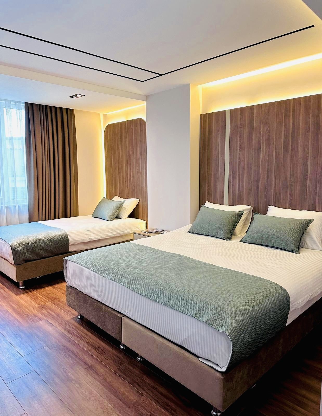 Quarto de hotel com duas camas para o paciente e acompanhante